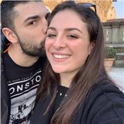 Studentessa universitaria offre aiuto per fare i compiti a bambini delle elementari